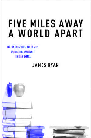 Five Miles Away, A World Apart: Two Schools, One City, and the Story of Educational Opportunity in Modern America de James Ryan