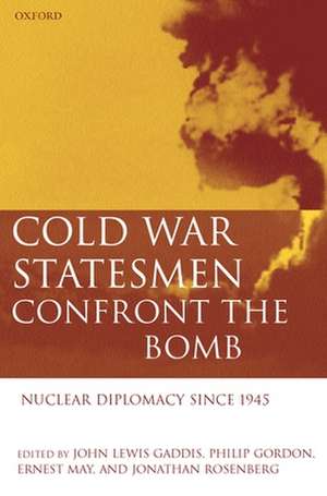 Cold War Statesmen Confront the Bomb: Nuclear Diplomacy Since 1945 de John Gaddis