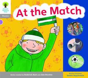 Oxford Reading Tree: Level 1: Floppy's Phonics: Sounds and Letters: At the Match de Roderick Hunt