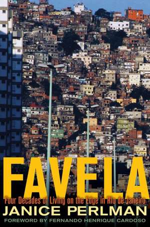 Favela: Four Decades of Living on the Edge in Rio de Janeiro de Janice Perlman