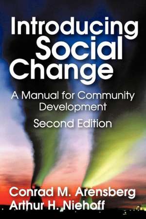 Introducing Social Change: A Manual for Community Development de Conrad M. Arensberg