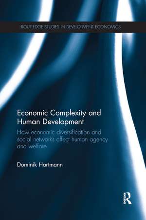 Economic Complexity and Human Development: How Economic Diversification and Social Networks Affect Human Agency and Welfare de Dominik Hartmann