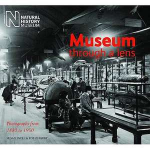 Museum Through a Lens: Photographs from the Natural History Museum 1880 to 1950 de Susan Snell