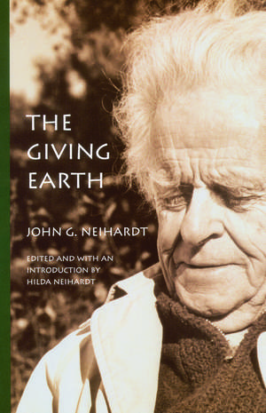 The Giving Earth: A John G. Neihardt Reader de John G. Neihardt