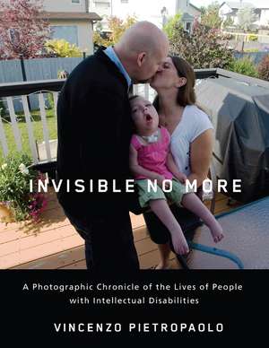 Invisible No More: A Photographic Chronicle of the Lives of People with Intellectual Disabilities de Vincenzo Pietropaolo