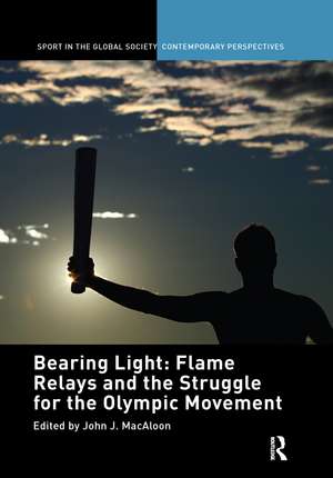 Bearing Light: Flame Relays and the Struggle for the Olympic Movement de John J. Macaloon