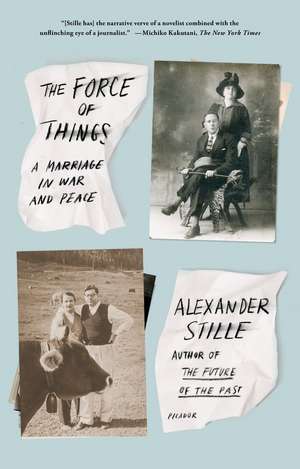 The Force of Things: A Marriage in War and Peace de Alexander Stille