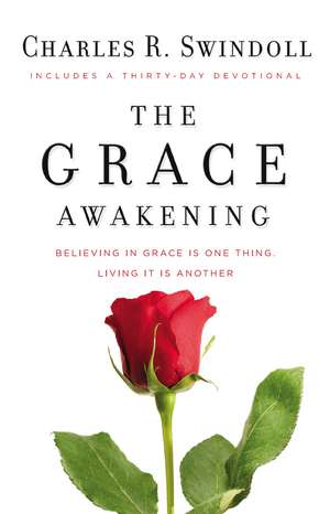 The Grace Awakening: Believing in grace is one thing. Living it is another. de Charles R. Swindoll