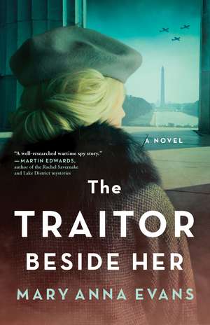 The Traitor Beside Her: A Novel de Mary Anna Evans