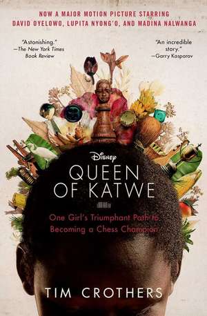 The Queen of Katwe: One Girl's Triumphant Path to Becoming a Chess Champion de Tim Crothers