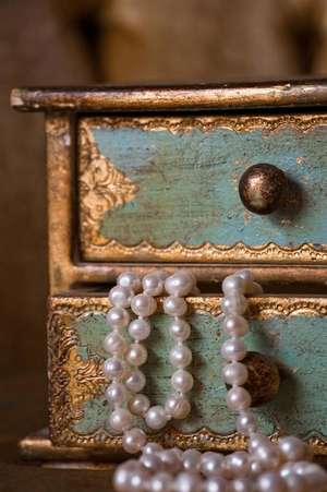 A Gilded Vintage Jewelry Box and a Strand of Pearls Journal de Cs Creations