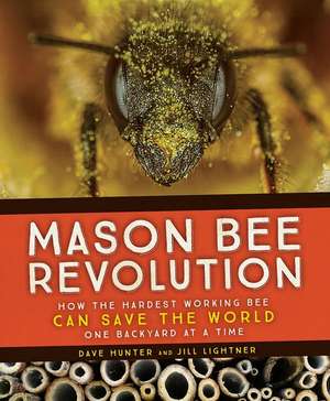 Mason Bee Revolution: How the Hardest Working Bee Can Save the World- One Backyard at a Time de Dave Hunter