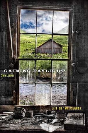 Gaining Daylight: Life on Two Islands de Sara Loewen