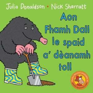 Aon Fhamh Dall le spaid a' deanamh toll de Julia Donaldson