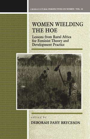 Women Wielding the Hoe: Lessons from Rural Africa for Feminist Theory and Development Practice de Deborah Bryceson