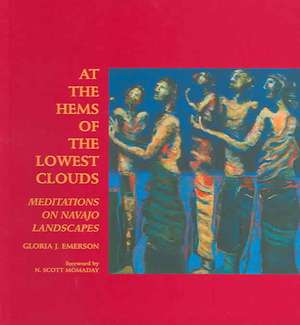 At the Hems of the Lowest Clouds: Meditations on Navajo Landscapes de Gloria Emerson